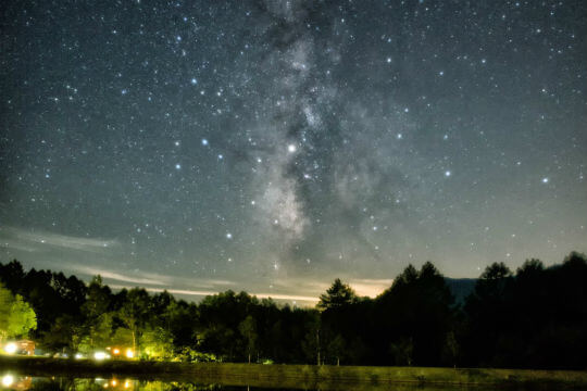 夜のキャンプ場から星が見える