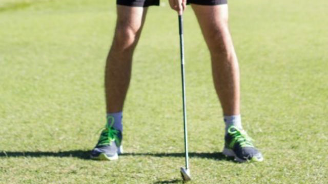 ゴルフをしている男性の足